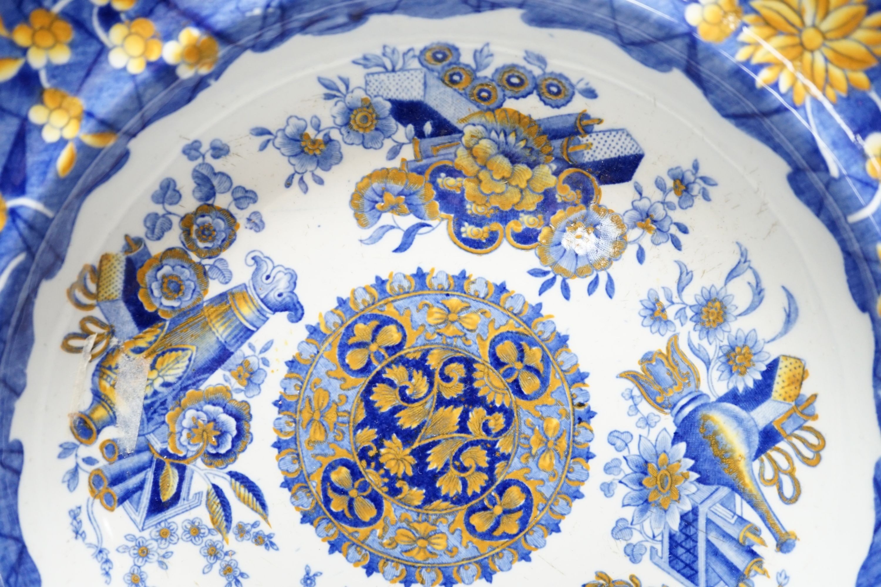 An 18th century Deflt vase and two early 19th century Spode pottery dishes, vase 24 cms high